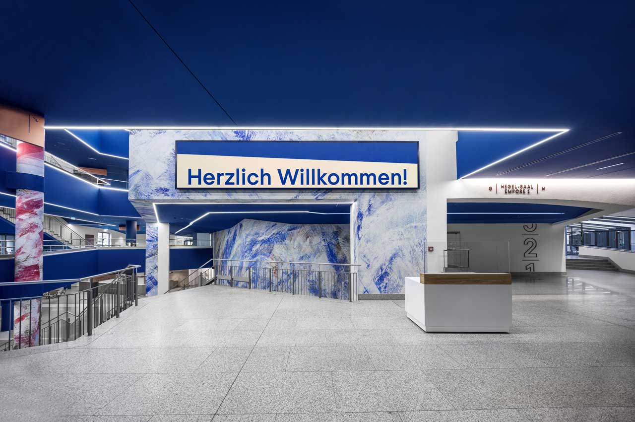 Modernes Wegeleitsystem im Hegel-Foyer des Kultur- und Kongresszentrum Liederhalle Stuttgart